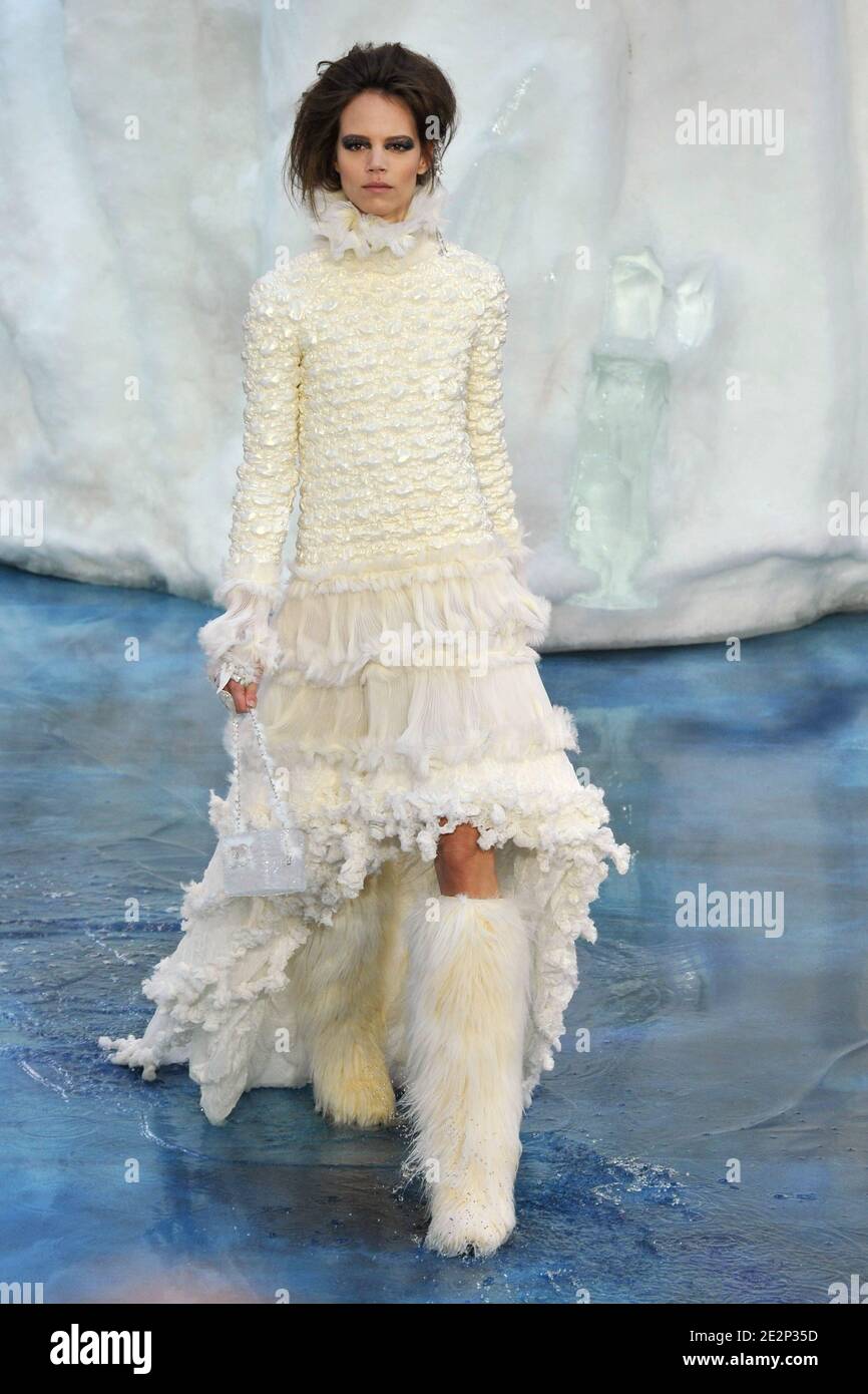 El modelo Freja Beha Erichsen muestra una creación del diseñador Karl  Lagerfeld para la exposición de la colección Chanel Fall-Winter 2010/2011,  lista para llevar, que se celebró en el Grand-Palais de París,
