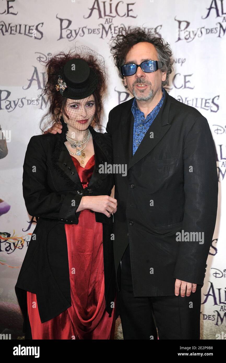 El director DE EE.UU. Tim Burton y su esposa Helena Bonham Carter  asistieron al estreno de 'Alice in Wonderland' en el teatro Mogador en  París, Francia, el 15 de marzo de 2010.