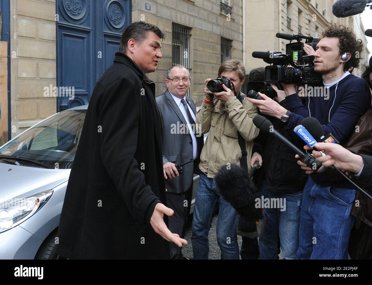 El diputado francés y doble campeón del judo olímpico David Douillet habla a la prensa cuando llega al seminario con los diputados y senadores de la UMP en la Maison de la Chimie en París, Francia el 29 de marzo de 2010. Foto de Mousse/ABACAPRESS.COM Foto de stock