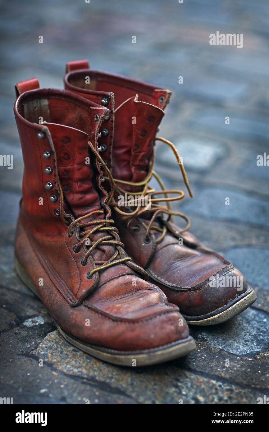 Botas de trabajo de cuero Red Wing en adoquinada Fotografía de stock - Alamy