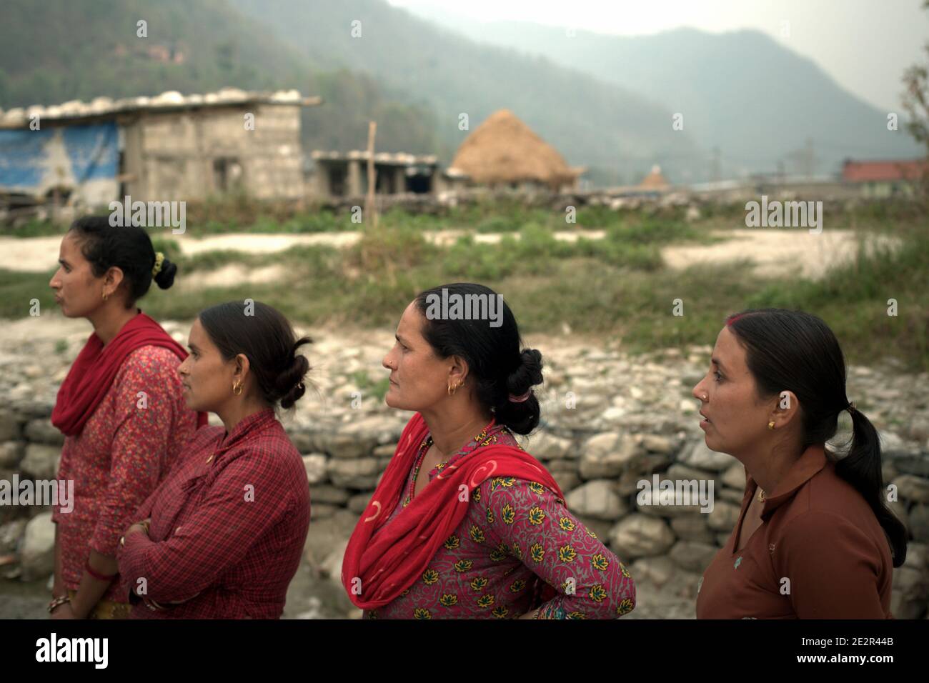 Retrato de mujeres, aldeanos de Khahare, que están de pie cerca de un muro de gaviones en el lado de la llanura aluvial de Harpan Khola en el distrito de Kaski, Gandaki, Nepal. Estas mujeres fueron las sobrevivientes de inundaciones y deslizamientos de tierra causados por lluvias torrenciales en la zona de Bhaudare Tamagi, pocos meses después de los terremotos de 2015 (abril-mayo de 2015) en Nepal. Foto de stock