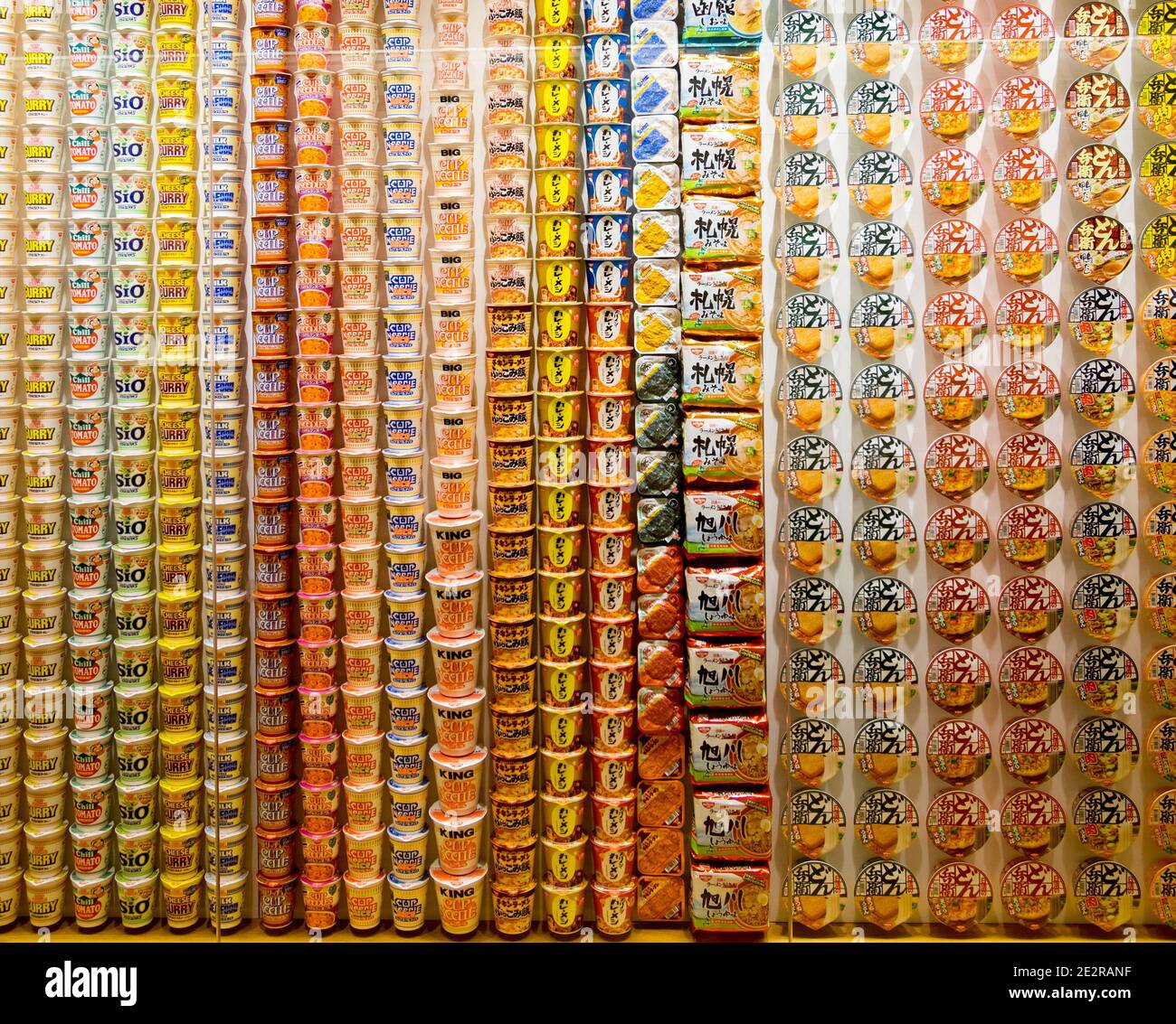 Un primer plano de la exposición del cubo de la historia de los fideos instantáneos en el Museo Cupfideos (Museo de los fideos instantáneos de Momofuku Ando) en Yokohama, Japón. Foto de stock