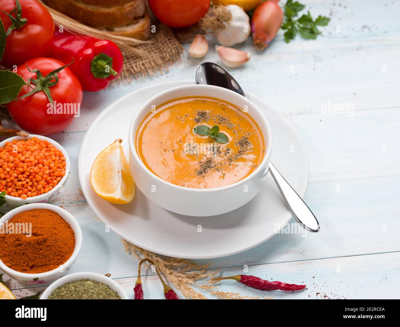 Sopa turca de Ezo Gelin con verduras de colores sobre la mesa. Es una ...