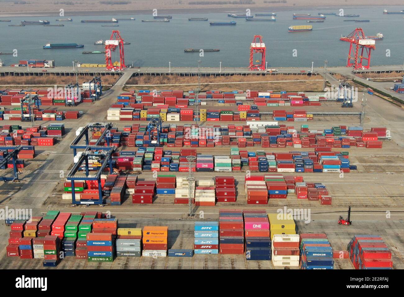 Lianyungang, China. 14 de enero de 2021. El valor total de las importaciones y exportaciones en el comercio de bienes de 2020 año con año aumentó 1.9% en China el 14 de enero de 2021.(Foto de TPG/cnsphotos) crédito: TopPhoto/Alamy Live News Foto de stock