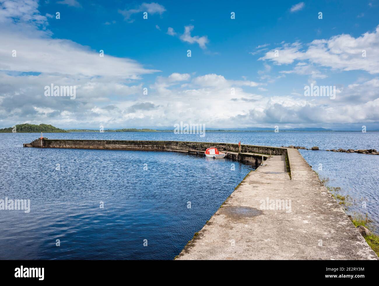 Un muelle de hormigón en la orilla de Lough Conn, County Mayo, Irlanda Foto de stock
