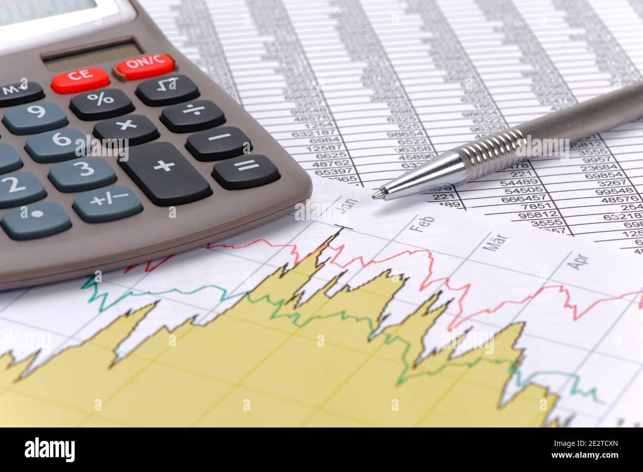 finanzas y economía con cálculo y gráfico Foto de stock