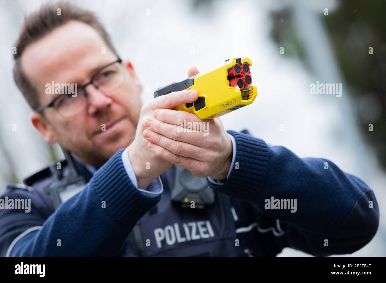 Dortmund, Alemania. 15 de enero de 2021. Un agente de policía demuestra un  dispositivo de impulso eléctrico a distancia (DEIG o también Taser) en modo  de entrenamiento sin munición activa. El dispositivo