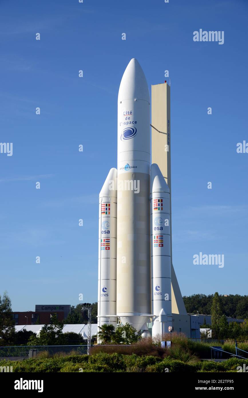 Modelo a escala completa o reproducción del cohete Ariane 5 en la Cité de l'Espace, Parque temático Space o Spaceflight Toulouse Francia Foto de stock