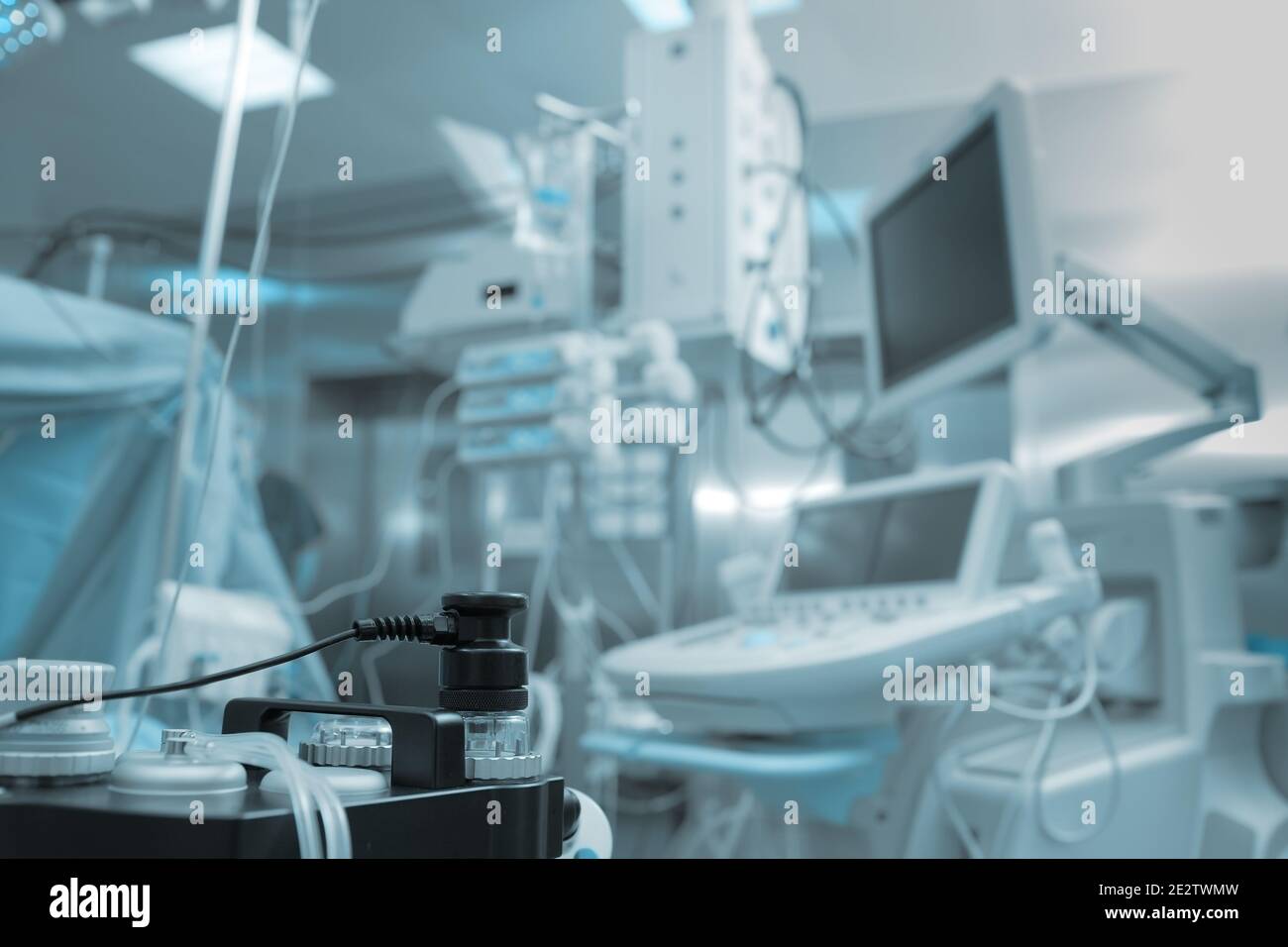 Equipo de respiración para anestesia en el quirófano con múltiple dispositivos Foto de stock