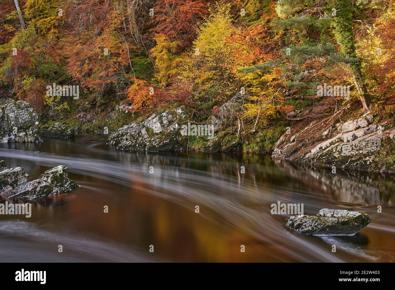 El río Findhorn, cerca de Randolphs Leap, Logie, Moray, Escocia Foto de stock