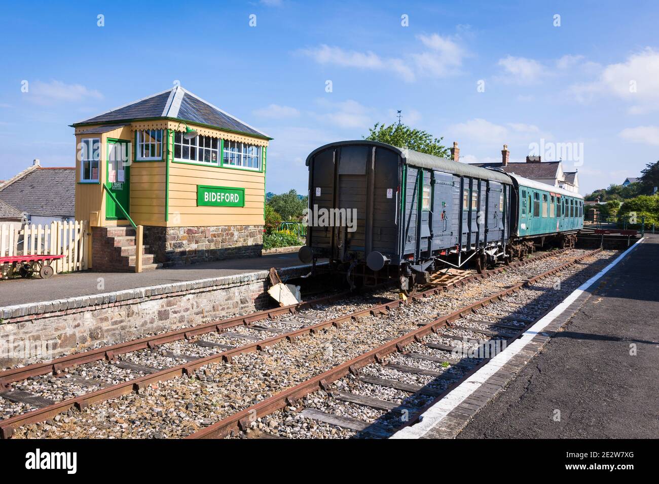 La antigua estación de tren en Bideford Norte Devon Inglaterra Reino Unido La imagen muestra el antiguo carro ferroviario utilizado como información centro y museo. El viejo Foto de stock
