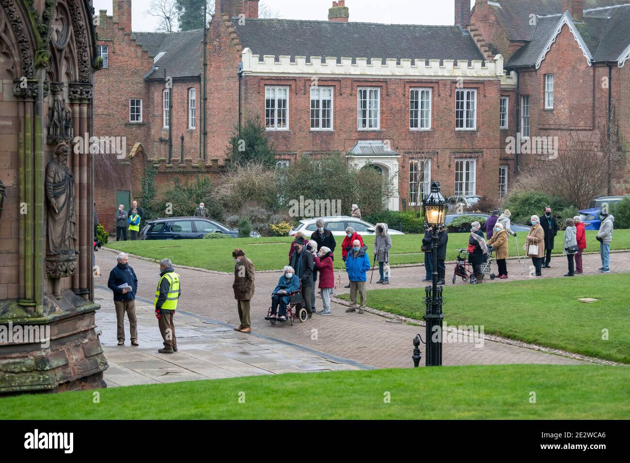 15 DE ENERO DE 2021. LICHFIELD, STAFFORDSHIRE. La Catedral de Lichfield abre sus puertas para ser un lugar de vacunación contra el coronavirus. Los mayores de 80 están invitados a asistir a la primera de las 2 vacunas contra Covid-19 y hacer cola en cerca de cero grados centígrados temperaturas. Foto de stock