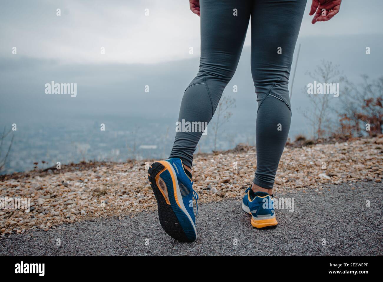 Hombre de 40 años llevando ropa deportiva preparándose para un ejercicio jogging Fotografía de stock - Alamy