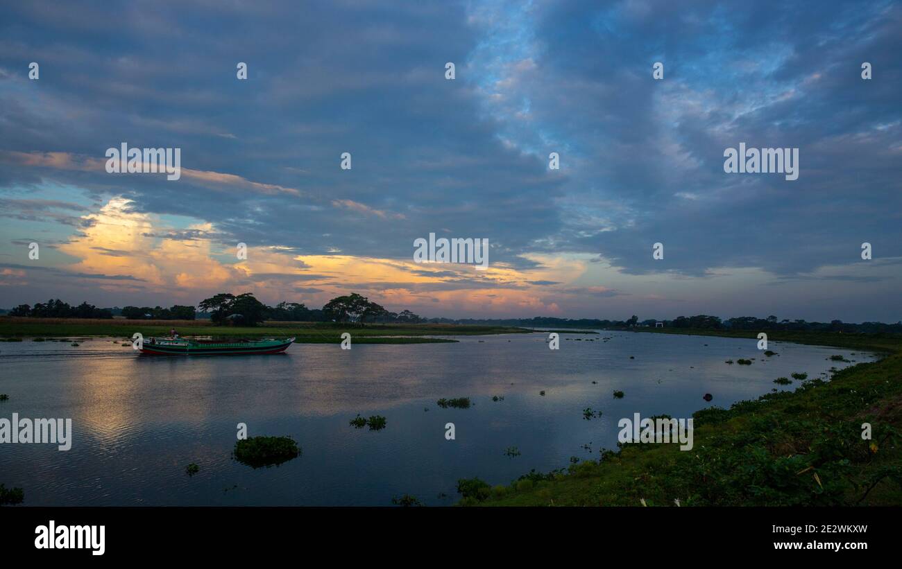 Río Dakatia en Chandpur, Vista de la mañana. Bangladesh Foto de stock