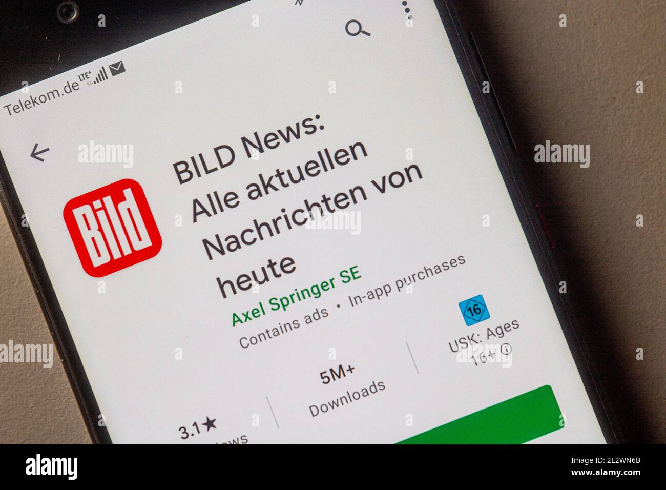 Neckargemuend, Alemania: 15 de enero de 2021: Icono de la aplicación de la revista alemana de noticias 'Bild' en la tienda de aplicaciones de google en la pantalla del teléfono vista superior, Illustrativ Foto de stock