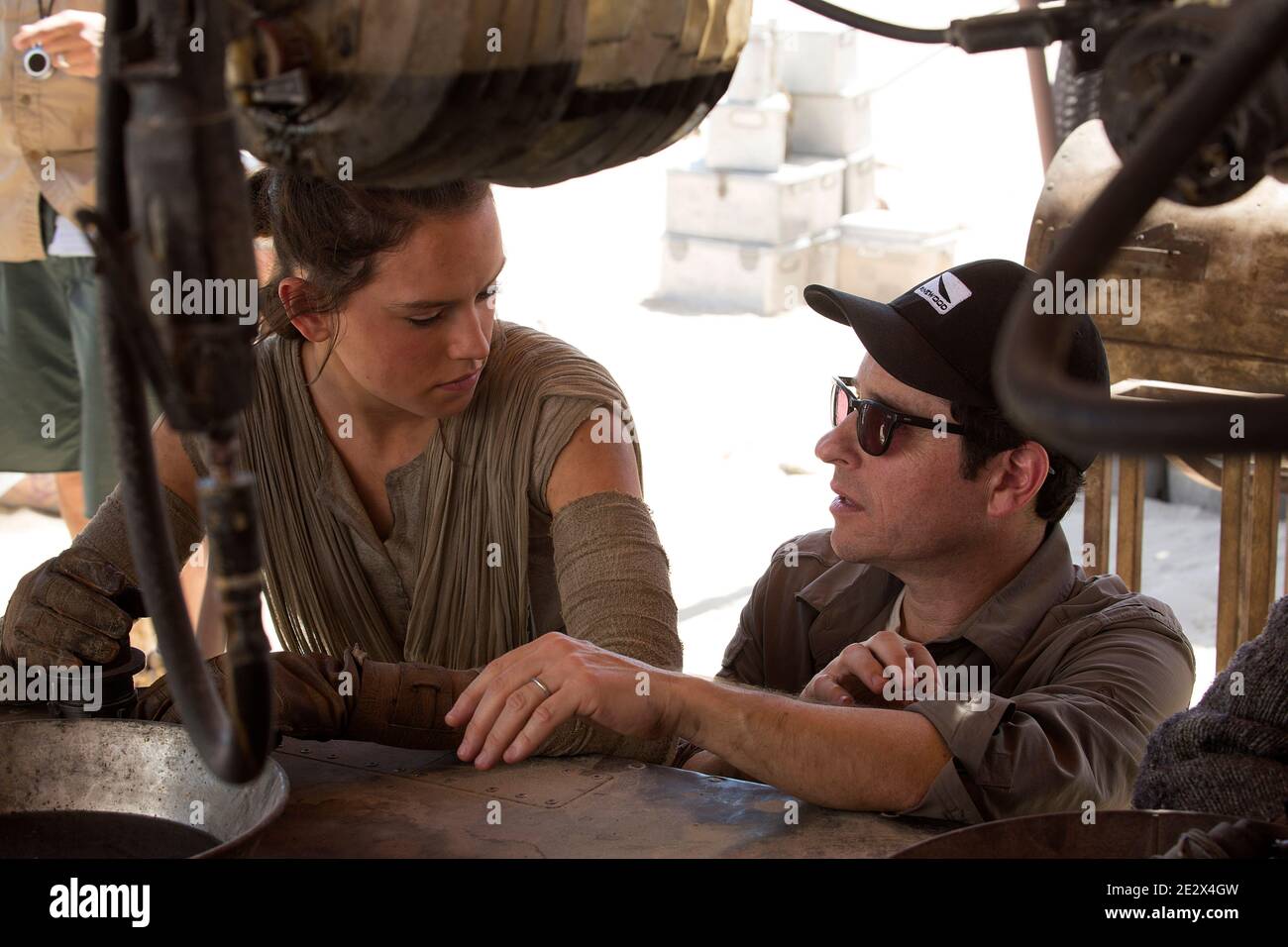 'Star Wars episodio VII: La Fuerza despierta'. Escena entre bastidores con Daisy Ridley (Rey), y el director J.J. Abrams. Foto de stock