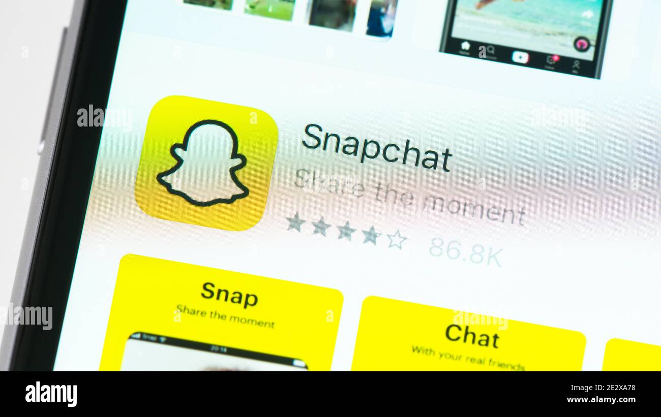 Página de la aplicación Snapchat en la pantalla App Store en el iPhone de Apple. Snapchat es una aplicación de mensajería multimedia desarrollada por Snap Inc Foto de stock