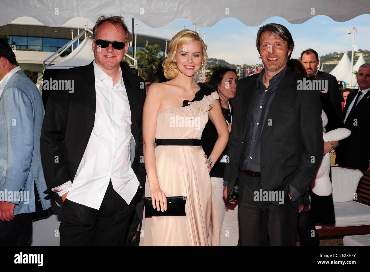 Stellan Skarsgard, Helena Mattsson y Mads Mikkelsen asistieron a la fiesta de pre-proyección 'Moomins and the Comet Chase' en Harle Yacht durante el 63º Festival Anual de Cine de Cannes en Cannes, Francia, el 14 de mayo de 2010. Foto de Nicolas Briquet/ABACAPRESS.COM Foto de stock
