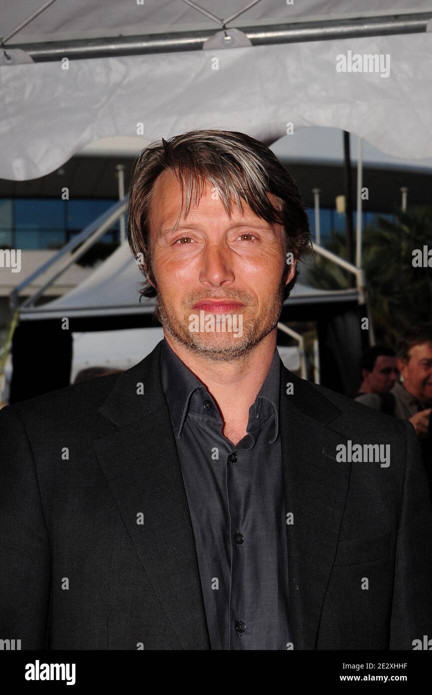 Mads Mikkelsen asiste a la fiesta de pre-proyección de 'Moomins and the Comet Chase' en Harle Yacht durante el 63º Festival Anual de Cannes en Cannes, Francia, el 14 de mayo de 2010. Foto de Nicolas Briquet/ABACAPRESS.COM Foto de stock