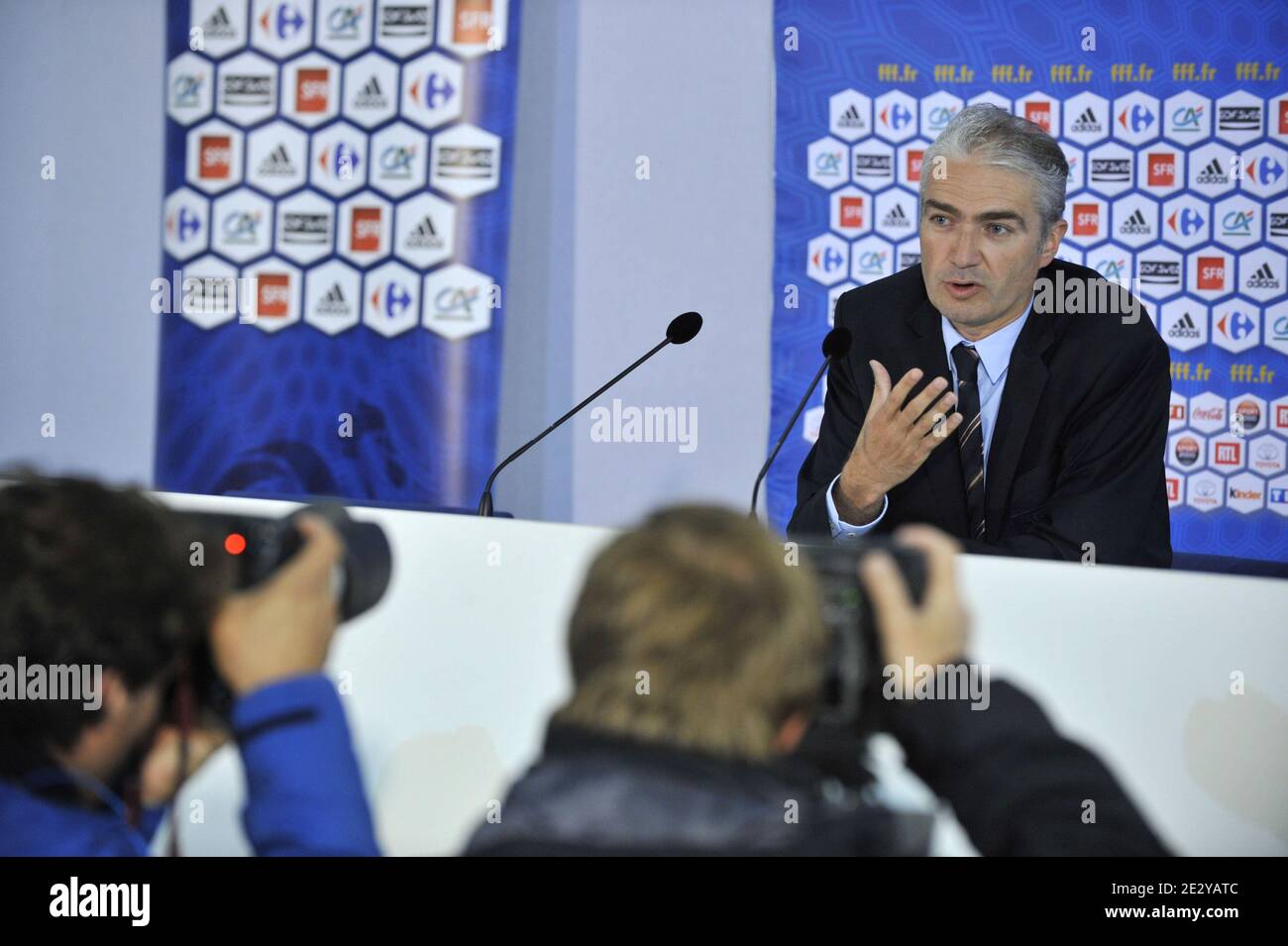 El director del equipo nacional de fútbol francés Jean Louis Valentin da  una conferencia de prensa en el Centro de Medios de Comunicación Francés en  Knysna, Sudáfrica el 9 de junio de