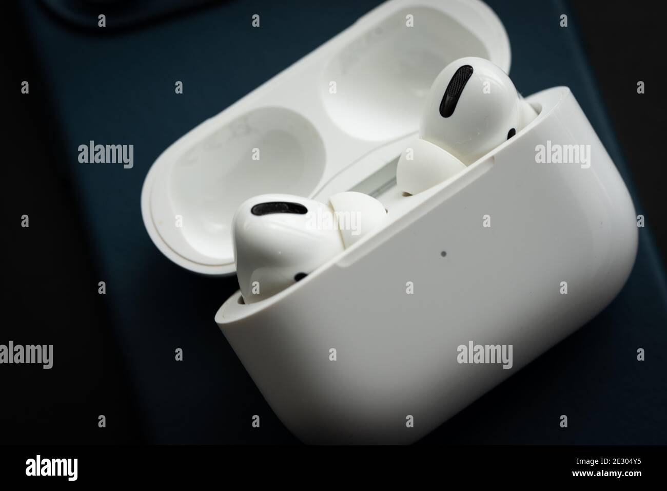 Apple Airpods Pro aislado sobre superficie de madera. Las nuevas  almohadillas de aire pro cuentan con anulación de ruido activa y ajuste  personalizable Fotografía de stock - Alamy