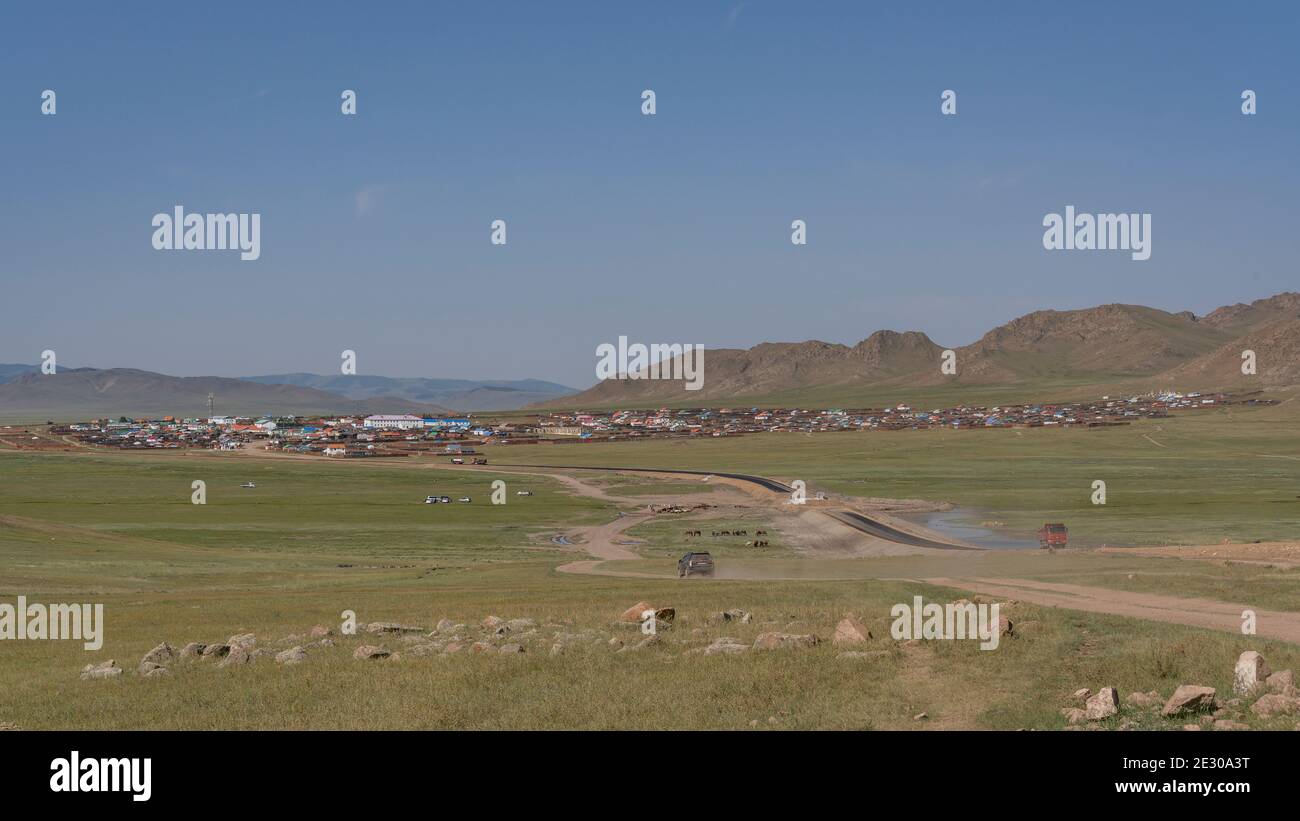 Numrug, Mogolia - 10 de agosto de 2019: La ciudad de Numrug en la estepa de Mongolia con el viejo y el nuevo camino a la ciudad. Foto de stock