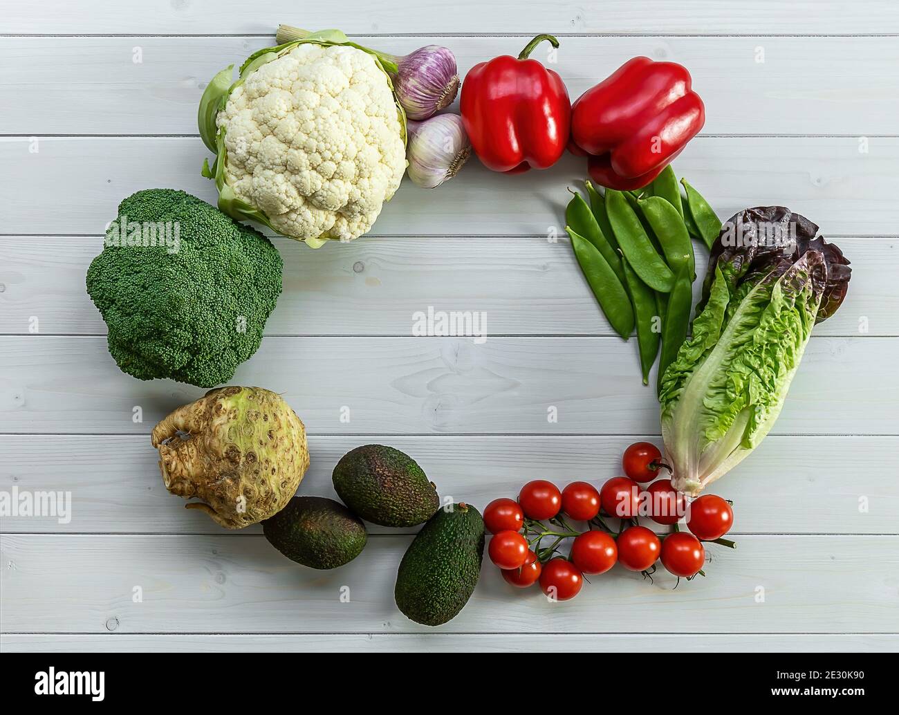 Alimentos sanos de fondo, productos de dieta a base de plantas de moda - verduras frescas crudas Foto de stock