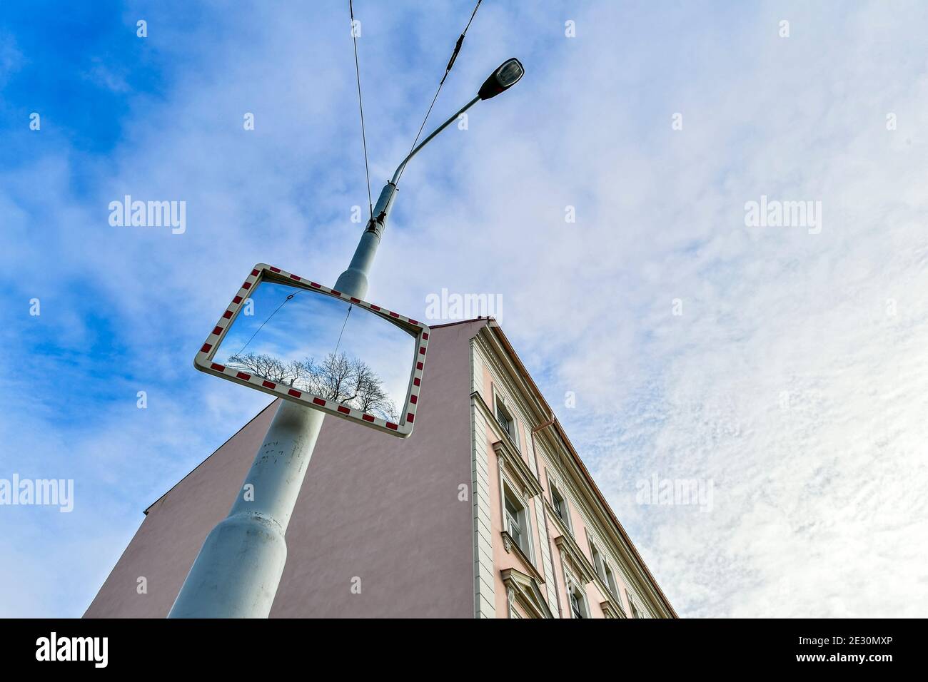 Poste de electricidad con espejo fotografías e imágenes de alta resolución Alamy