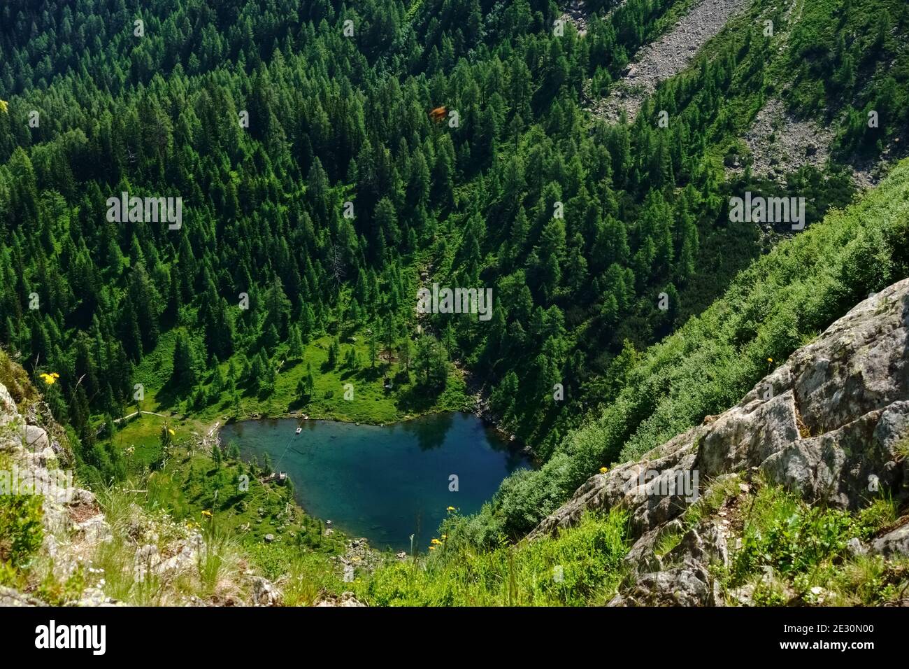 lago de montaña azul mientras se puede ir de excursión desde arriba Foto de stock