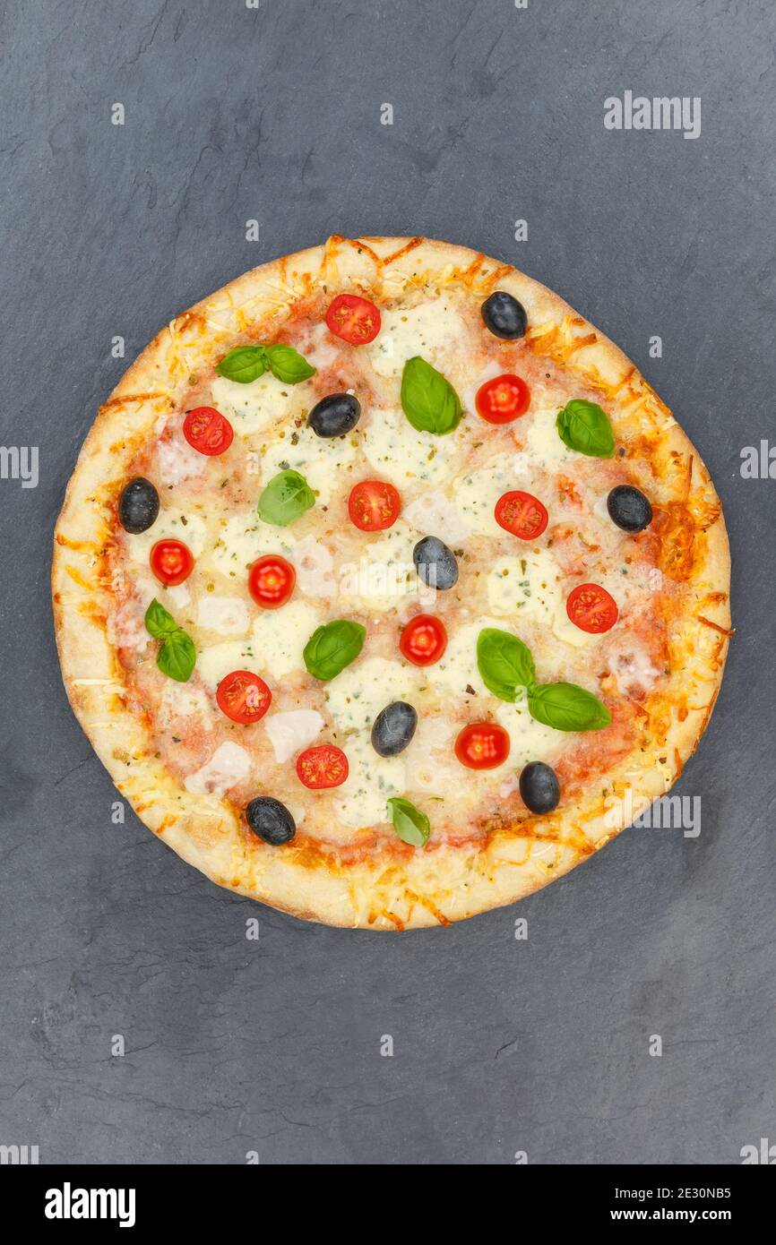 Pizza margarita margherita de arriba formato retrato en una pizarra Foto de stock