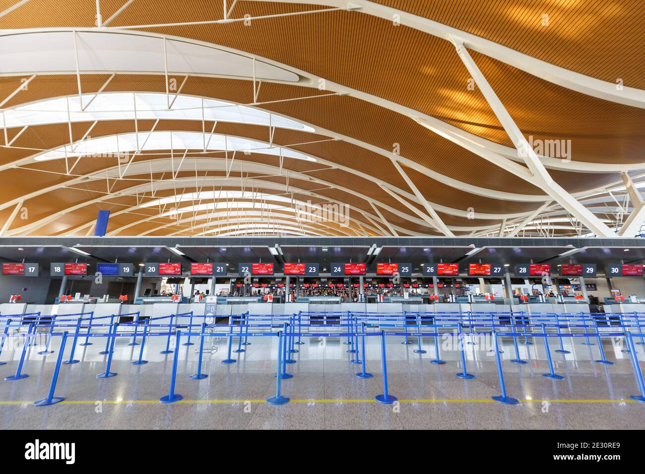 Shanghai, China - 27 de septiembre de 2019: Terminal 2 del Aeropuerto Internacional Pudong de Shanghai (PVG) en China. Foto de stock