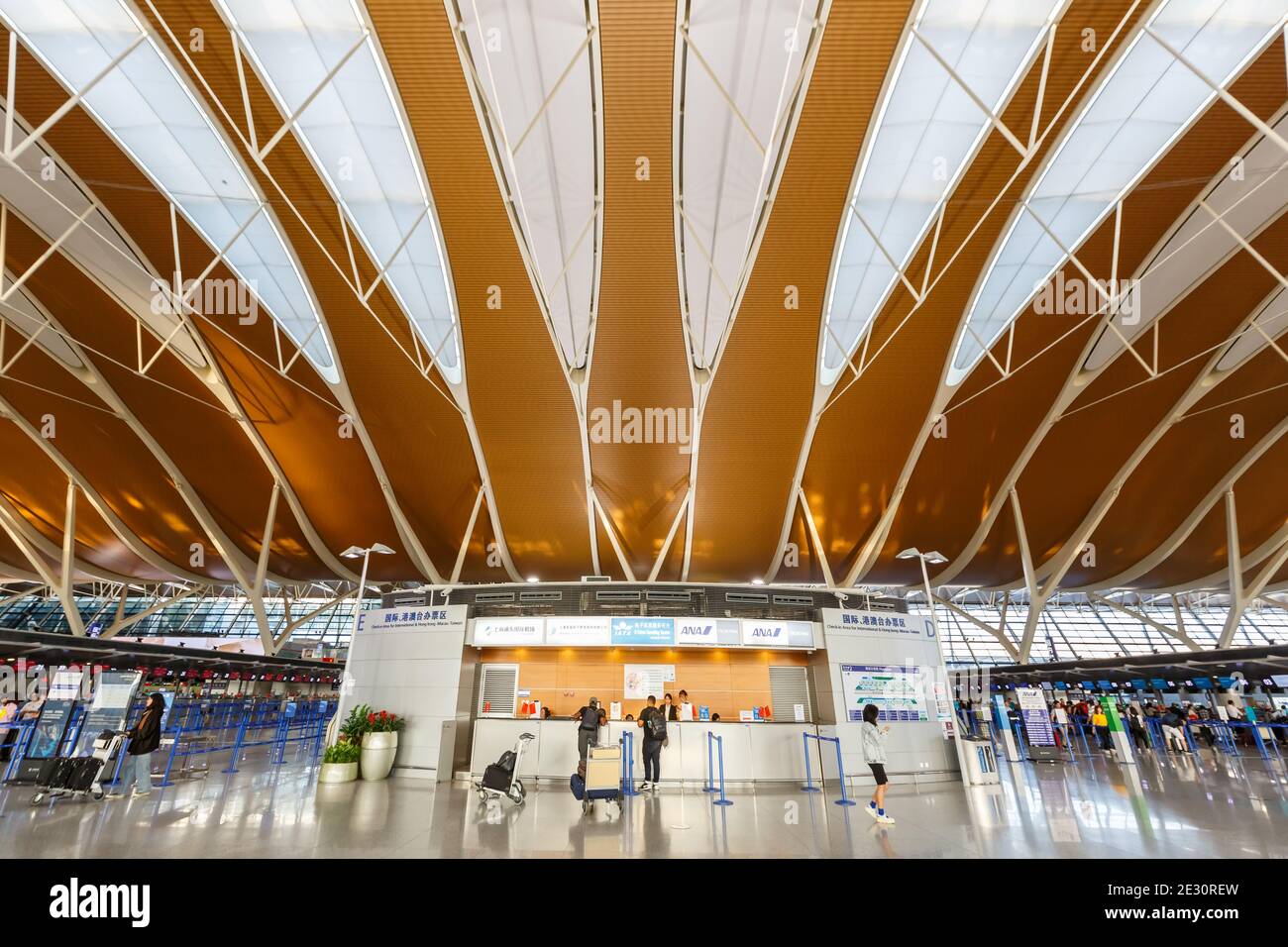 Shanghai, China - 27 de septiembre de 2019: Terminal 2 del Aeropuerto Internacional Pudong de Shanghai (PVG) en China. Foto de stock