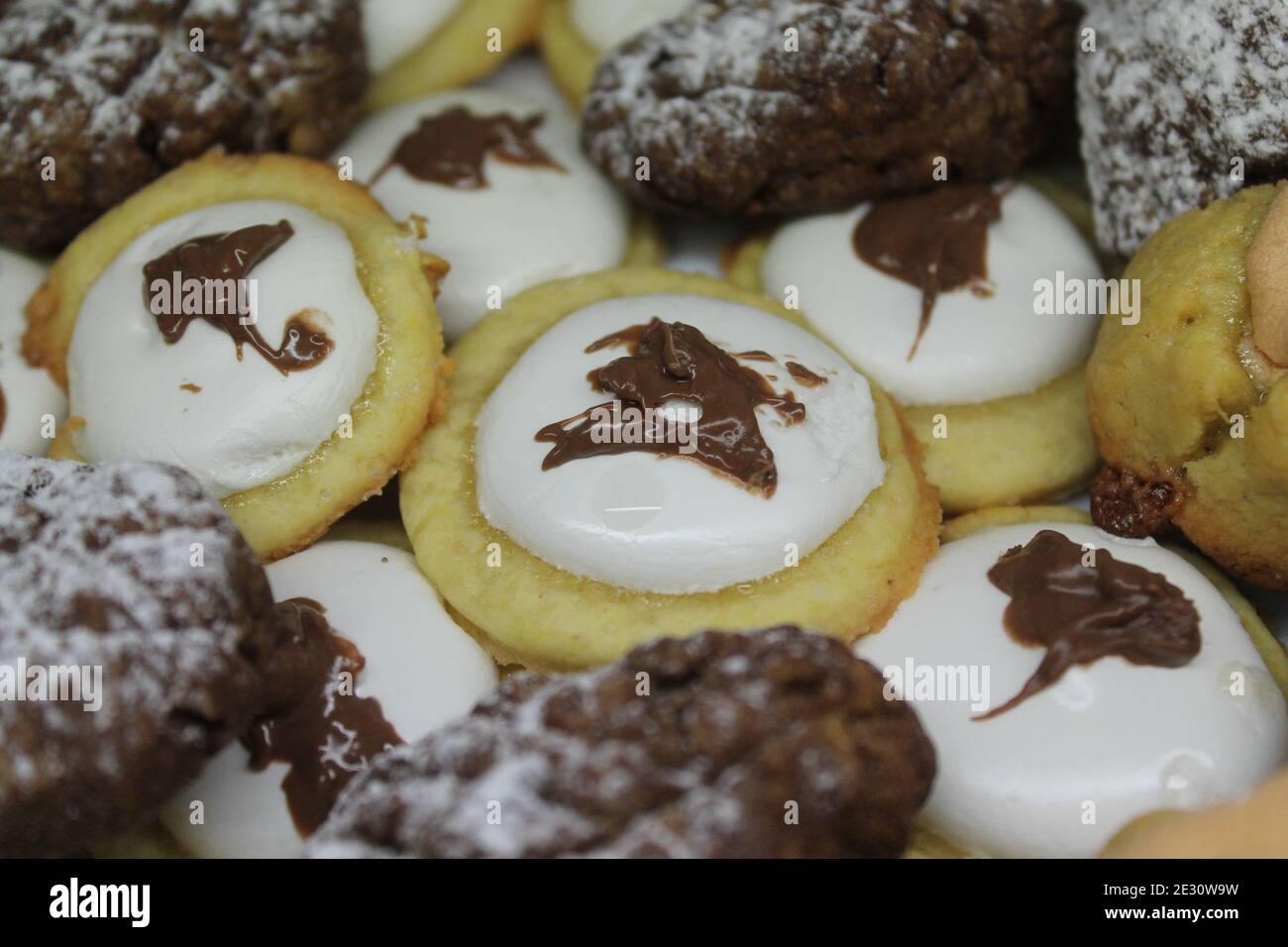 apetitosos galletas de corteza bajo esmalte y chocolate con crema y caramelo para postres, regalos y decoración de vacaciones Foto de stock