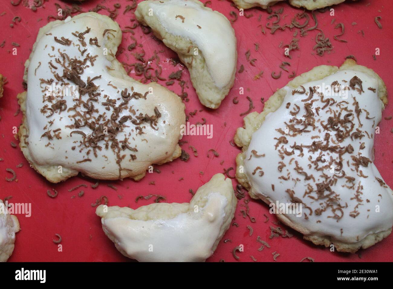 apetitosos galletas de corteza bajo esmalte y chocolate con crema y caramelo para postres, regalos y decoración de vacaciones Foto de stock