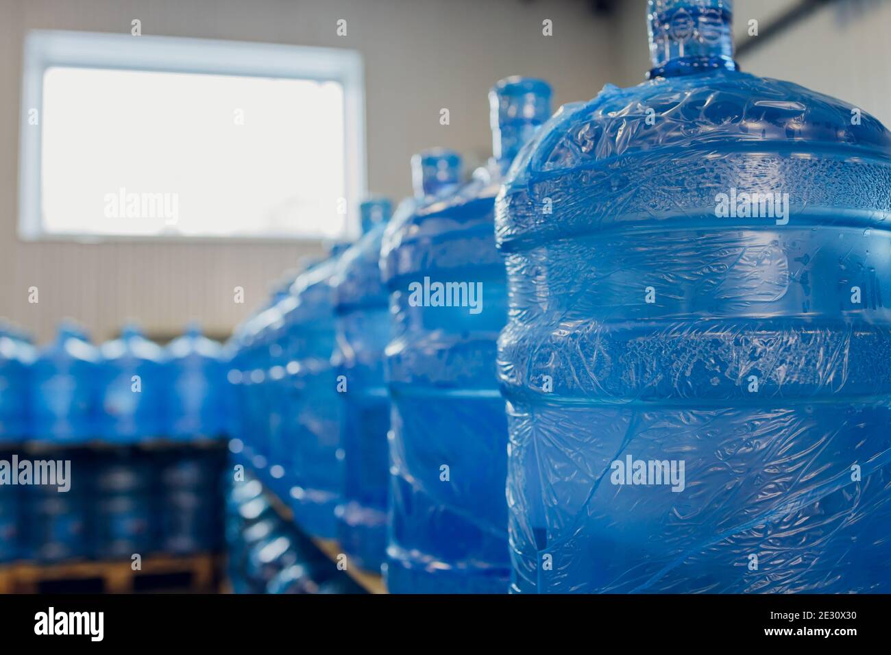 Botellas de plástico para agua en transportador y la industria de máquinas  de embotellado de agua Fotografía de stock - Alamy