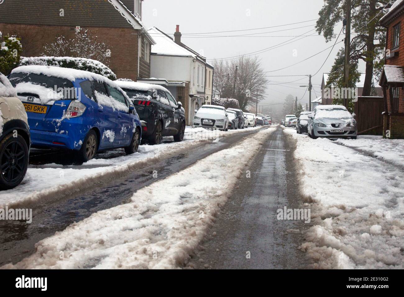 Nieve en el pueblo de Tatsfield, en la frontera de Kent y Surrey en Inglaterra. Enero de 2021 Foto de stock