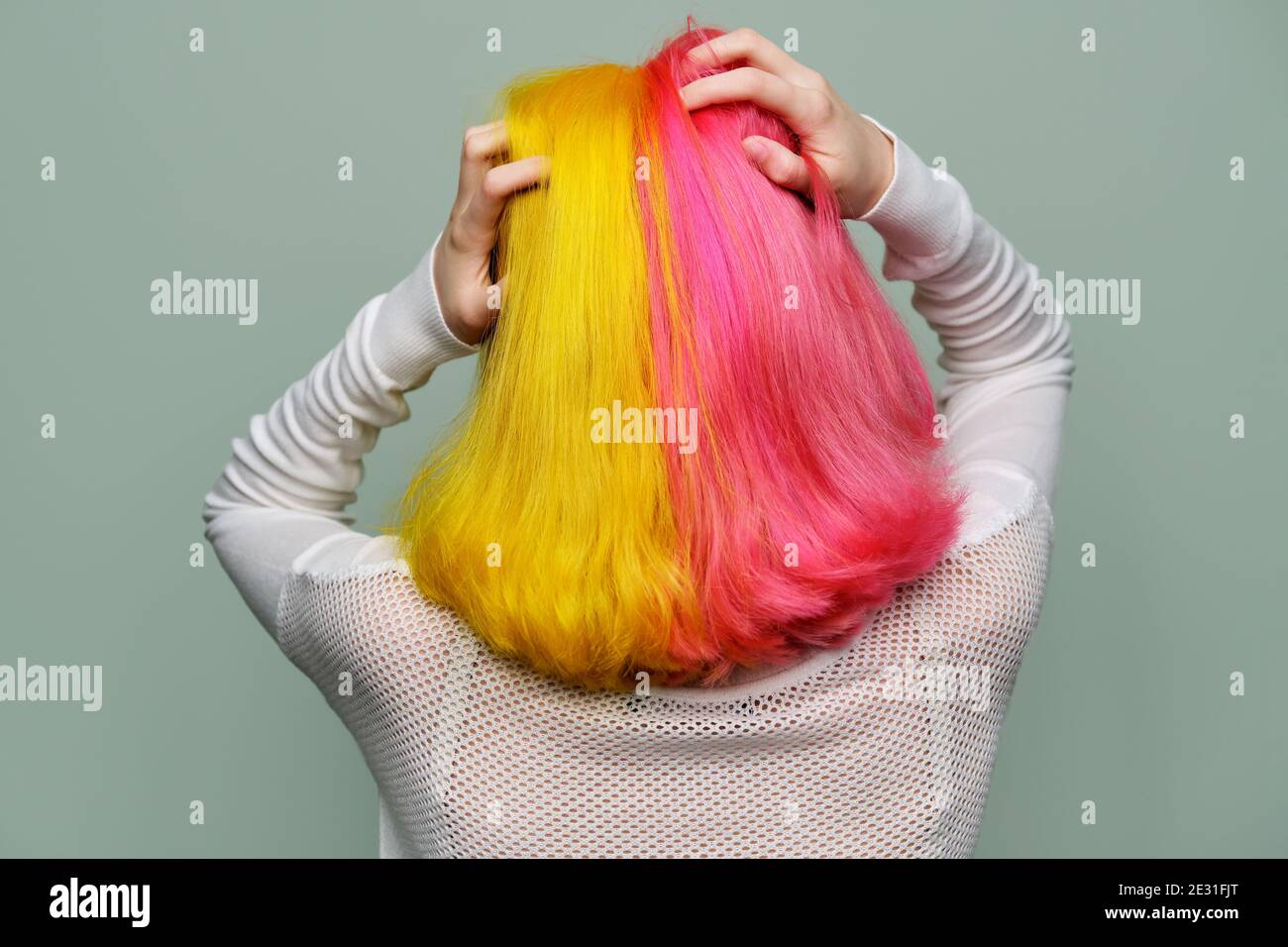 Teñido de pelo largo, dos colores, vista posterior, chica modelo de moda  que muestra el color de su cabello Fotografía de stock - Alamy