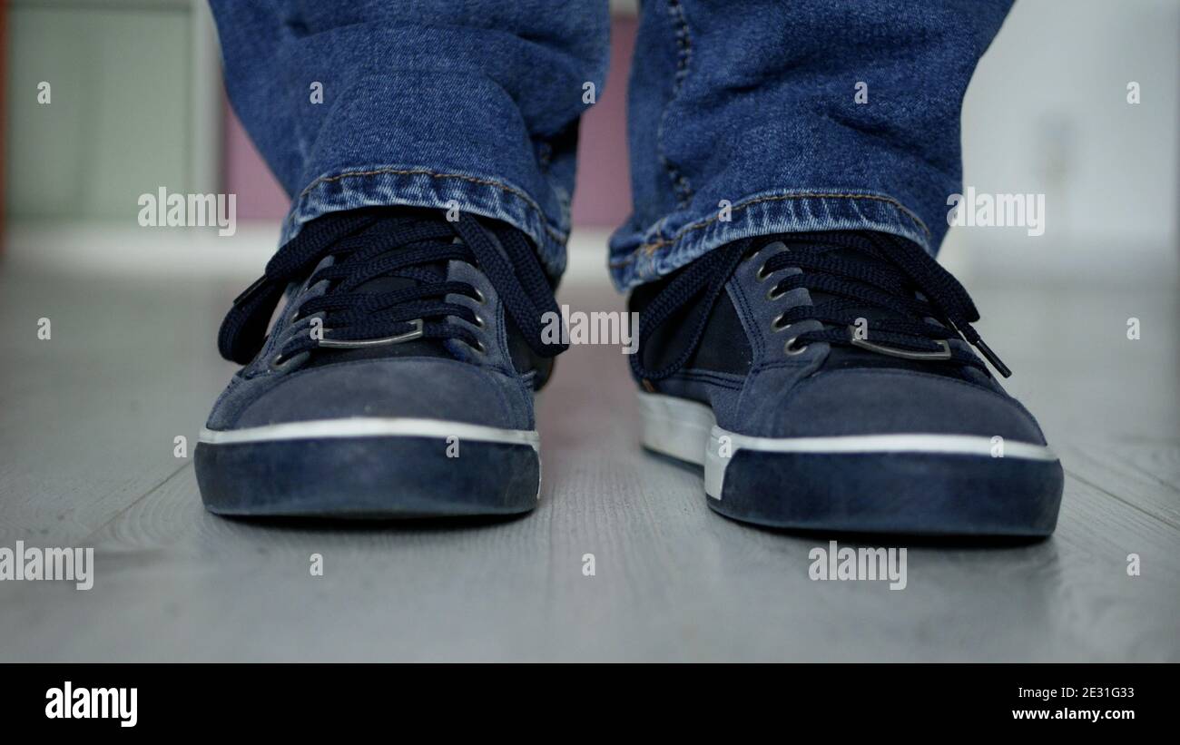 Imagen con los pies de un hombre usando zapatos deportivos cómodos preparando Para paseo Fotografía de stock - Alamy