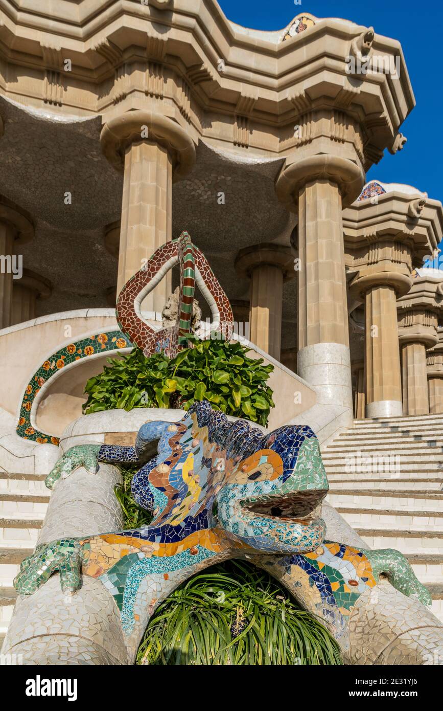 Salamandro de mosaico multicolor de Gaudí, Park Guell, Barcelona, Cataluña, España Foto de stock