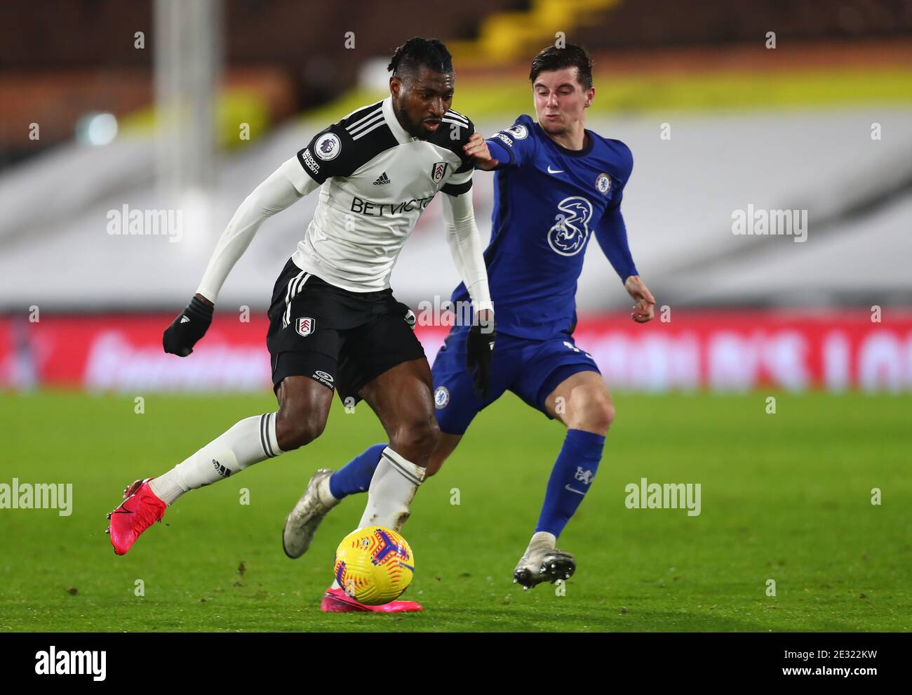 Andre Frank Zambo Anguissa De Fulham Izquierda Y Mason Mount De Chelsea Batalan El Balon Durante El Partido De La Premier League En Craven Cottage Londres Fotografia De Stock Alamy Andre Frank Zambo Anguissa De Fulham Izquierda Y Mason Mount De Chelsea Batalan El Balon Durante El Partido De La Premier League En Craven Cottage Londres Fotografia De Stock Alamy
