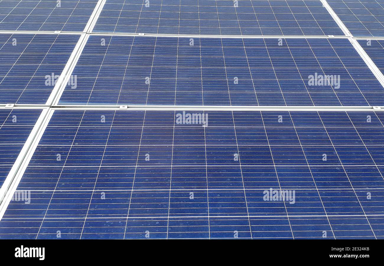 Paneles solares para generar energía en la terraza del edificio Foto de stock