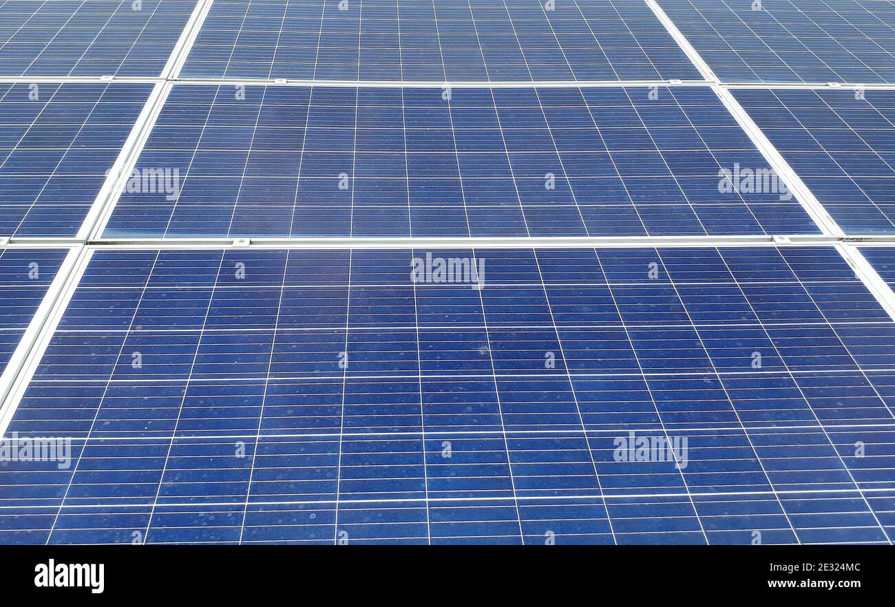 Paneles solares para generar energía en la terraza del edificio Foto de stock