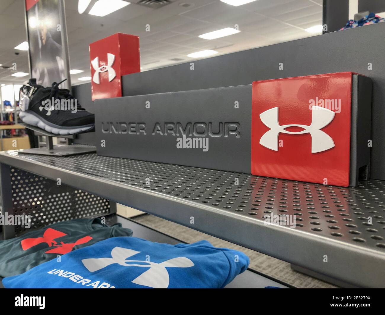 Indianapolis - Circa Enero 2021: Pantalla de Under Armor. Under Armor fabrica una popular línea de ropa para equipos deportivos. Foto de stock