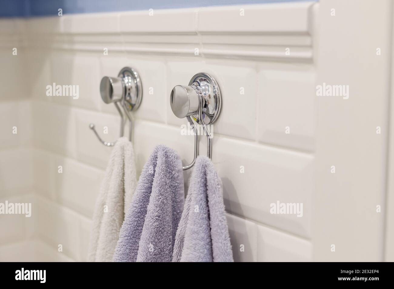 De la pared cuelga toallas en el baño Fotografía de stock - Alamy