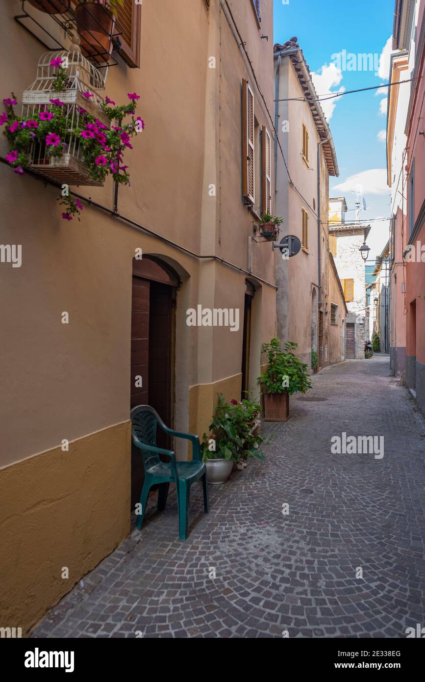 Calle estrecha en la ciudad italiana de Cerreto d'ESI, pequeño pueblo cerca de Fabriano, Marche, Italia Foto de stock