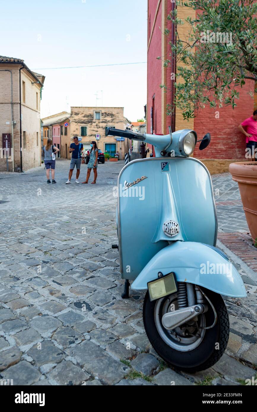 Vespa italiana clásica de color azul claro estacionada en la calle en Recanati, Marche, Italia Foto de stock