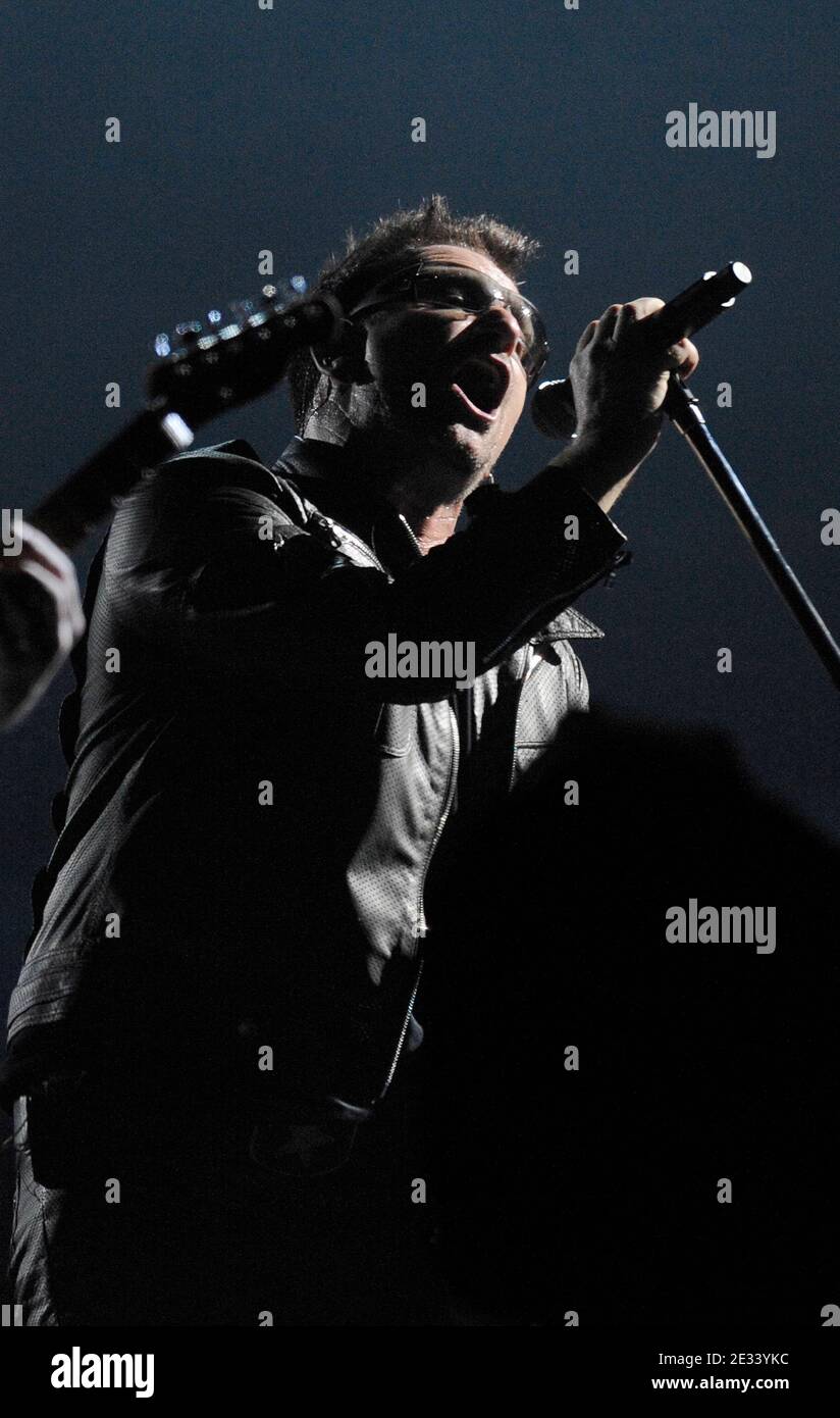 Bono (Paul Hewson) cantante de la banda irlandesa de rock U2, actúa en el  escenario con el guitarrista The Edge (David Evans), el bajista Adam  Clayton y Larry Mullen Junior en batería