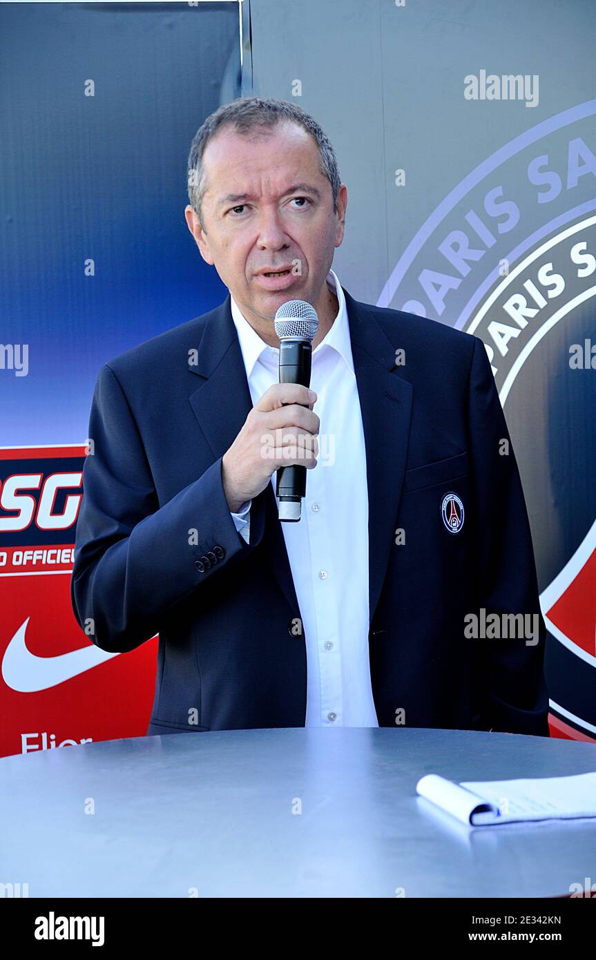 El presidente del equipo de fútbol de Paris Saint-Germain (PSG), Robin  Leproux, asiste al lanzamiento de la radio del PSG en 'le Camp des Loges'  en Saint-Germain-en-Laye, cerca de París, Francia, el