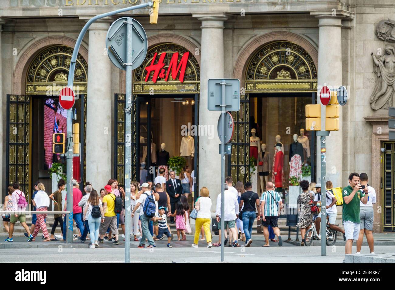 España Barcelona Cataluña Catalunya Passeig de Gracia distrito comercial  Entrada principal H&M tienda de ropa minorista moda peatonal hispano  Fotografía de stock - Alamy
