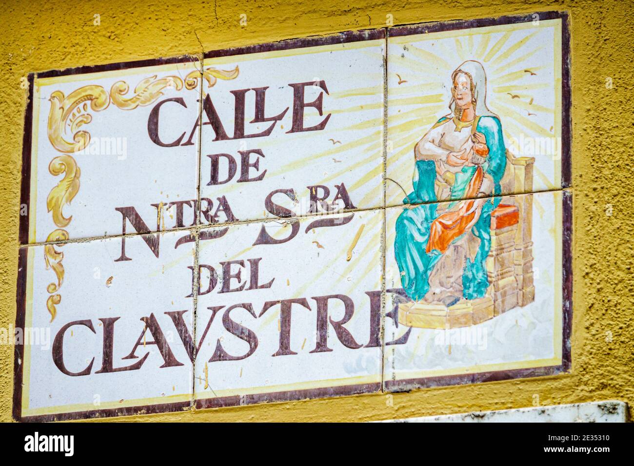 España Tarragona Hispanic Cataluña Catalunya Catalunya parte Alta distrito histórico calle Letrero pintado de azulejos Calle del Claustre Cloister Street Foto de stock
